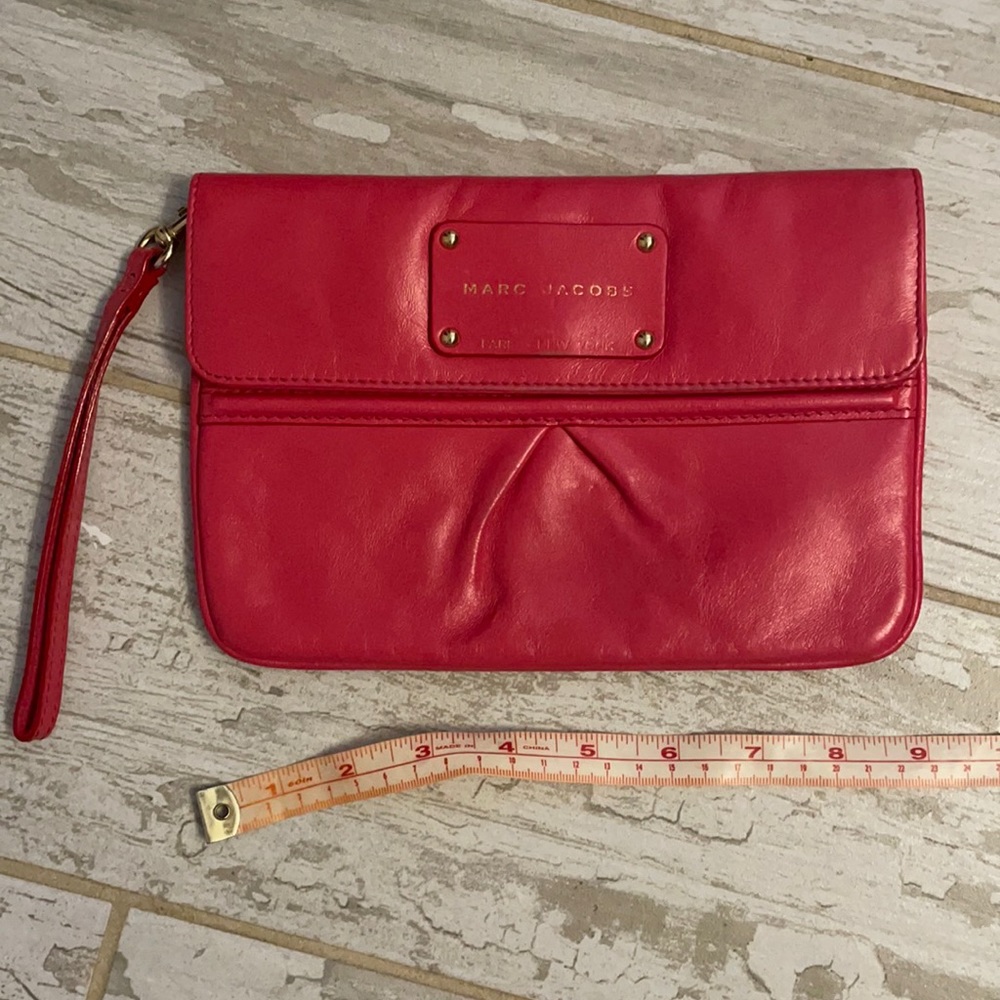 MARC JACOBS pre loved pink/red clutch
